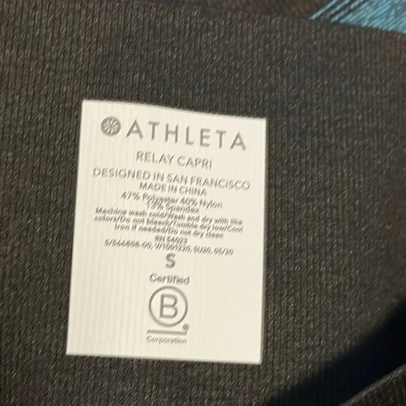 ATHLETA Relay Capri Gradient Ombre Multi Red Blue Activewear Workout Legging - Picture 12 of 13